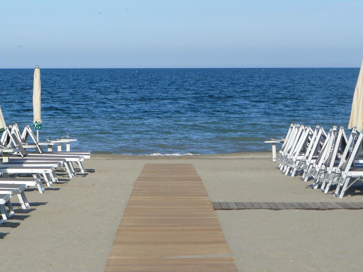 Hotel Sayonara Milano Marittima Buitenkant foto