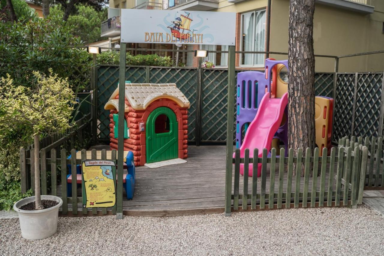 Hotel Sayonara Milano Marittima Buitenkant foto