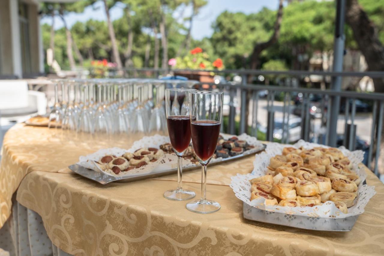 Hotel Sayonara Milano Marittima Buitenkant foto