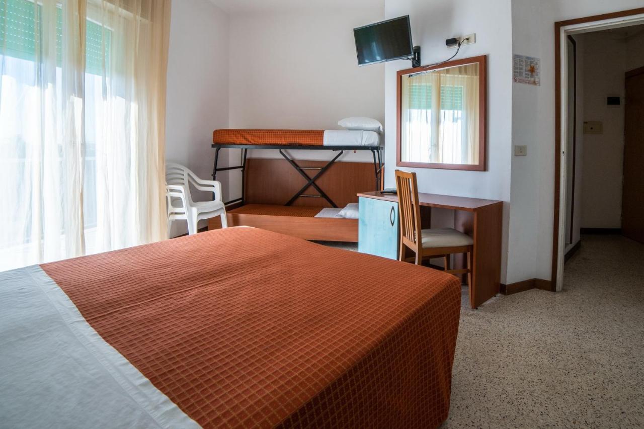 Hotel Sayonara Milano Marittima Buitenkant foto