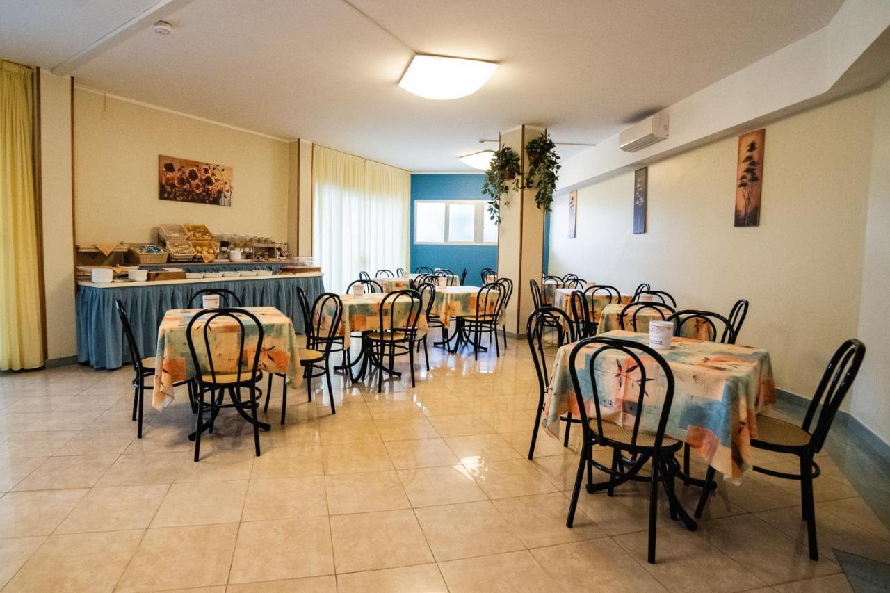Hotel Sayonara Milano Marittima Buitenkant foto