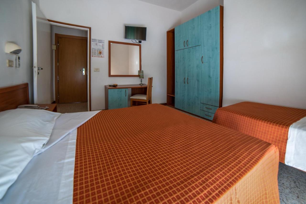 Hotel Sayonara Milano Marittima Buitenkant foto