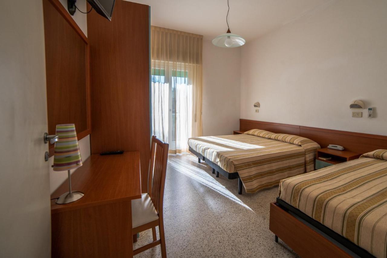 Hotel Sayonara Milano Marittima Buitenkant foto