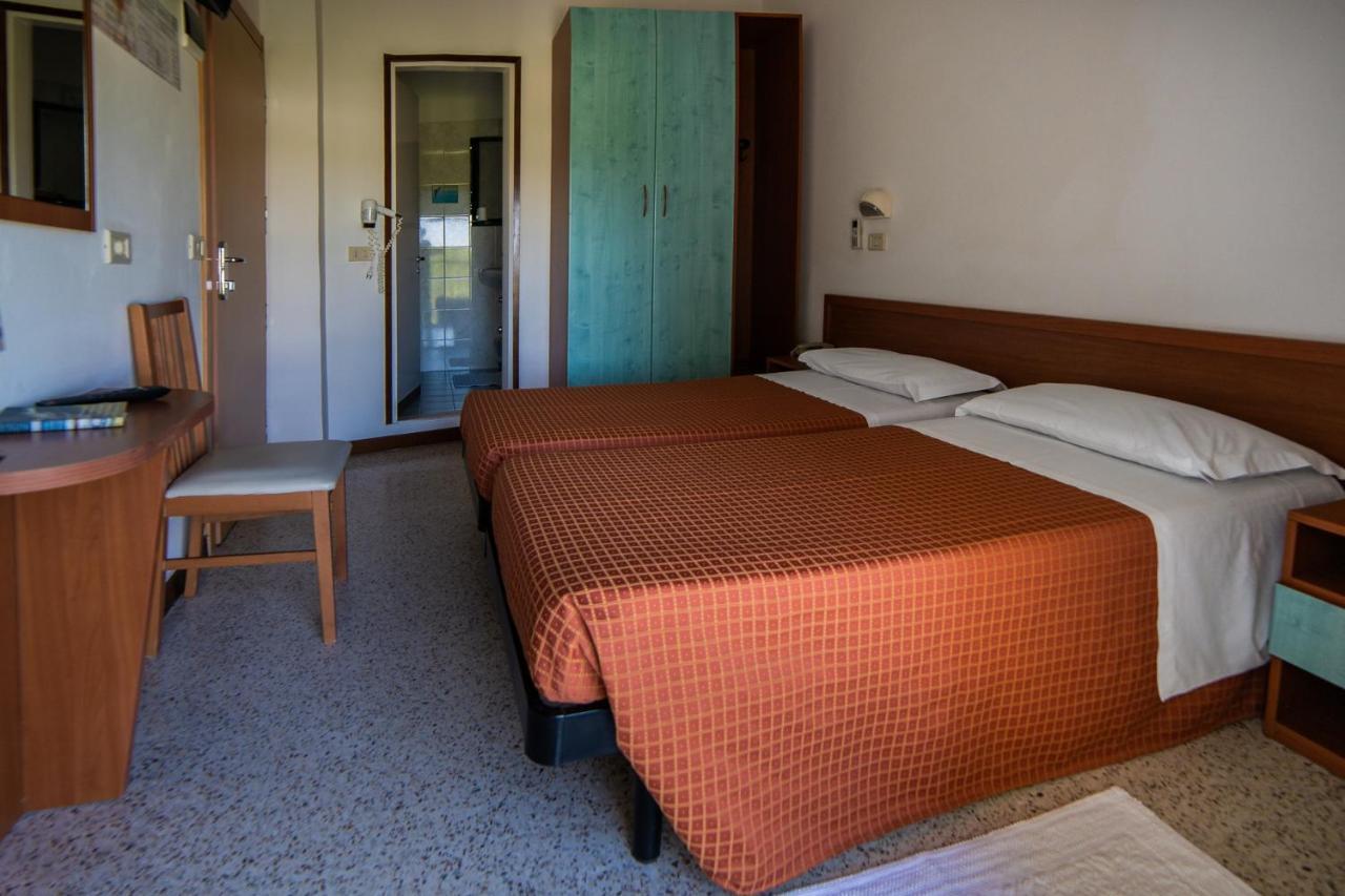 Hotel Sayonara Milano Marittima Buitenkant foto