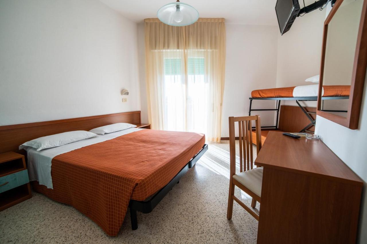 Hotel Sayonara Milano Marittima Buitenkant foto